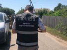 На Херсонщине вооруженный мужчина в неадекватном состоянии стрелял из ружья во дворе собственного дома и ранил отца. Стрелка обезвредили спецназовцы