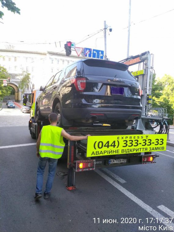 В столице эвакуируют дорогие авто из-за неправильной парковки