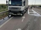 На Миколаївщині вантажівка врізалася у відбійник, а потім збила двох пішоходів біля АЗС