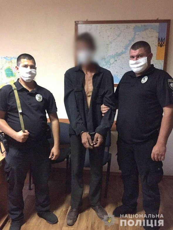 На Херсонщині 44-річний чоловік з ножем  вдерся до будинку 60-річної односельчанки і вимагав  нагодувати його