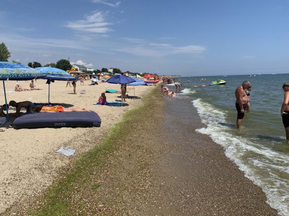 Украинцы отдыхают возле Черного моря в селе Грибовка