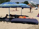 Парасолі, які захищають від сонця, на пляжах здають в оренду - по 50 грн за день