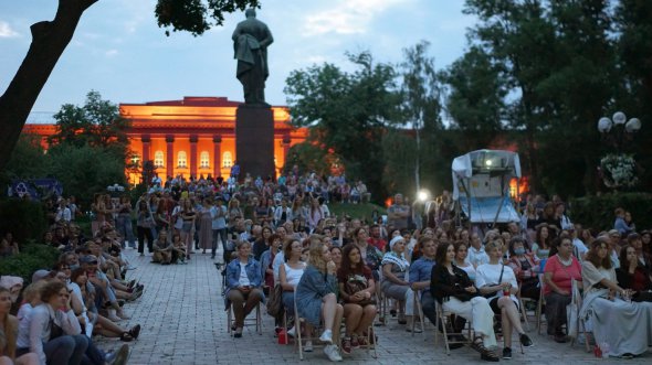 Открылся летний кинотеатр возле памятника Шевченко в одноименном киевском парке. Ежедневно показывают украинские фильмы последних лет