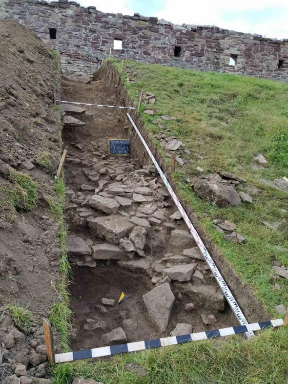 Археологи розкопали піч, кераміку і посуд. 