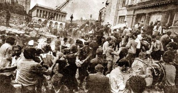 В Киеве 31 год назад произошел трагический обвал колоннады Главпочтамта. Роковая случайность стоила жизни 11 человек