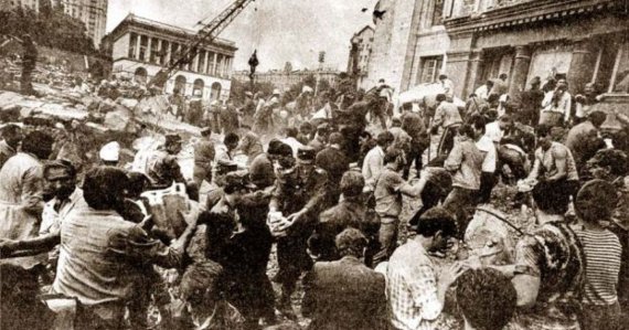 У Києві 31 рік тому стався трагічний обвал колонади Головпоштамту. Фатальна випадковість вартувала життя 11 людей
