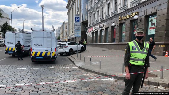 Терорист погрожує вибухом у бізнес-центрі "Леонардо". Вул. Володимирська перекрита на ділянці між вул. Б. Хмельницького і бульв. Т. Шевченка. 