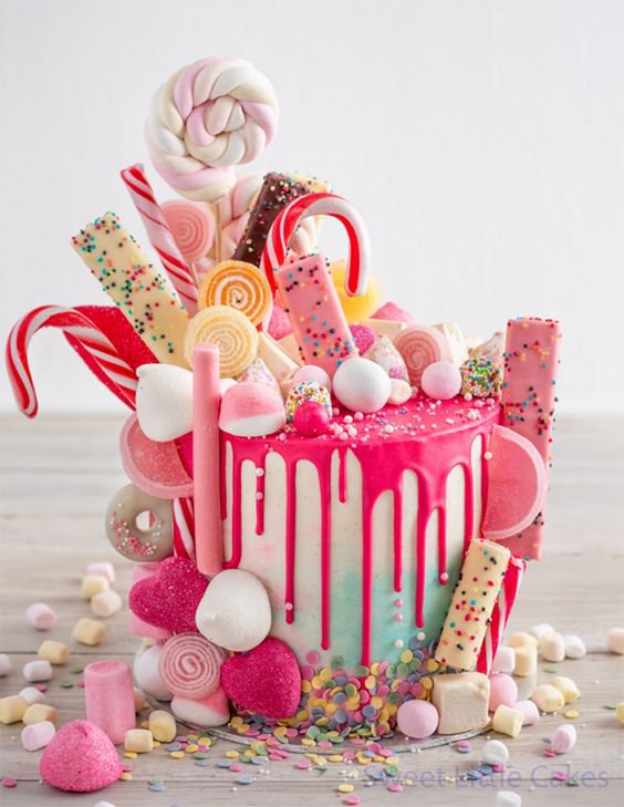 Обираючи дизайн торту на день народження дитини, неодмінно враховуйте її вік та інтереси