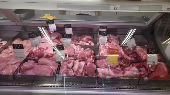 В супермаркетах свиную грудинку продают по 112,4 грн/кг.