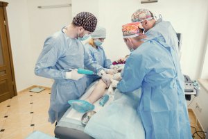 Флебологи клініки Артема Чеховського склеюють вени системою VenaBLOK. Її понад п'ять років використовують у найсучасніших медзакладах Європи, США та світу. Вона має європейську сертифікацію