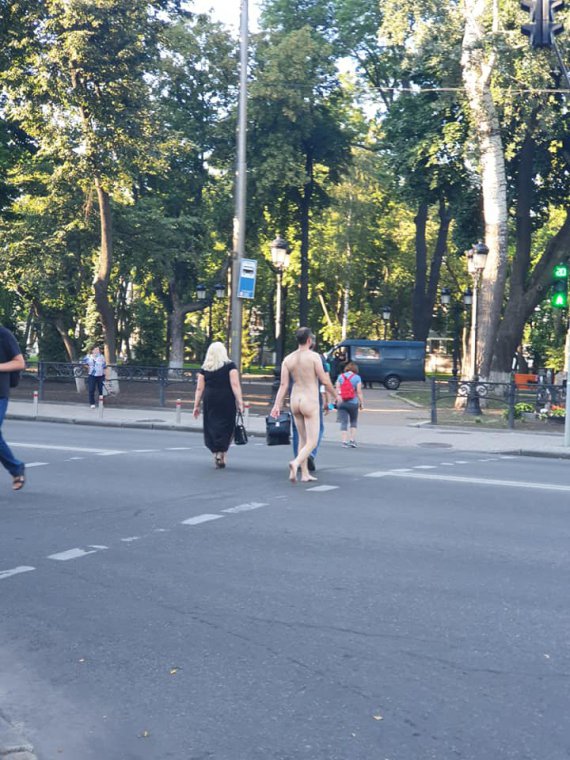 В Киеве абсолютно голый мужчина разгуливал по правительственному  кварталу