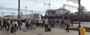 Люди чекають на потяги на залізничному вокзалі в Тернополі. Із 3 серпня тут скасували зупинки на станції, бо місто опинилося в червоній карантинній зоні. Того дня шість поїздів зупинялися попри заборону