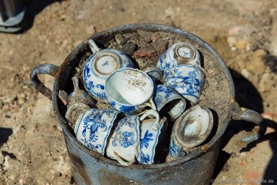 Археологи показали выжженные полки, наполненные бутылками вина, посуда и другие предметы. Они могли принадлежать винодельческом магазина или кафе. 