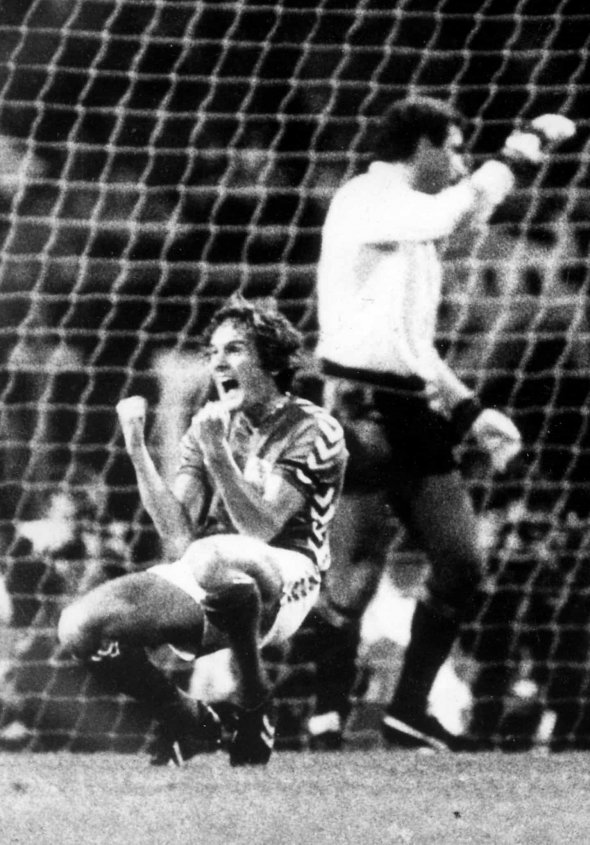 Аллан Сімонсен забиває переможний м'яч у ворота збірної Англії 21 вересня 1983 року. Після цього Данія їде на Євро. Фото Arkivfoto: Scanpix