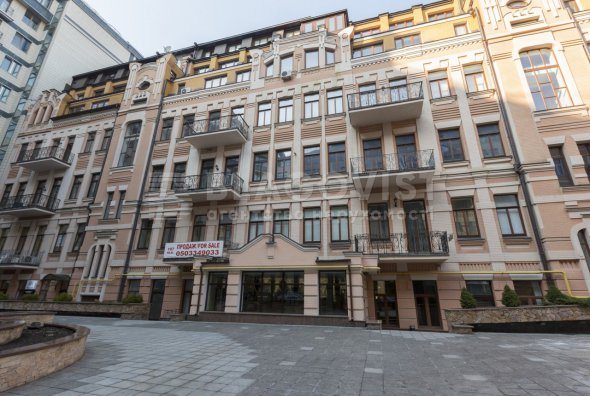 Шестикомнатная квартира в Шевченковском районе площадью 389 м².