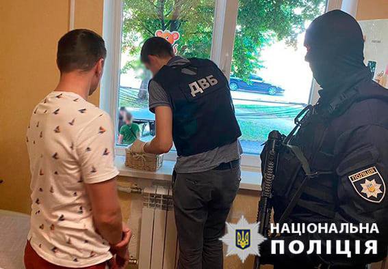 У Житомирі поліція викрила угруповання, яке налагодило схему збуту лікарських наркотичних препаратів на території міста. Групу наркоділків організував лікар