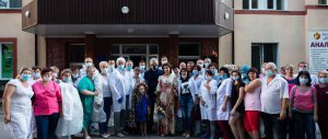 Фонд Порошенка передав у Вінницьку ЦРЛ 3,5 тисячі високоякісних захисних костюмів. Фото: eurosolidarity.org