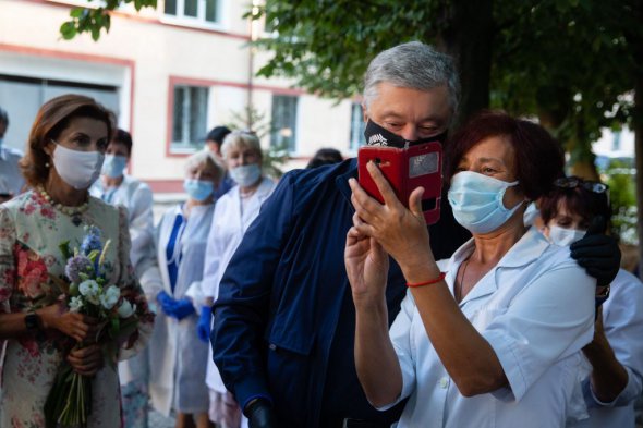 Фонд Порошенко передал в Винницкую ЦРБ 3,5 тысячи высококачественных защитных костюмов. Фото: eurosolidarity.org