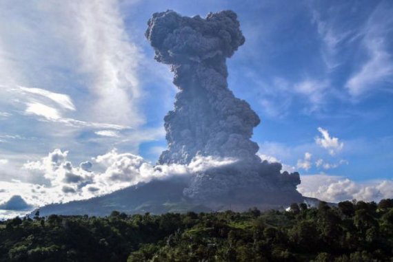 Синабунг является одним из более 120 действующих вулканов в Индонезии