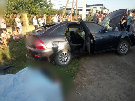 В Перегинском на Прикарпатье в лоб столкнулись Mercedes-Benz Vito и ВАЗ. Погибли водитель последнего и его родители, которые были пассажирами. Жена и 2-летний ребенок погибшего водителя - в больнице