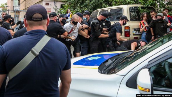 Кольченко при задержании полицейскими
