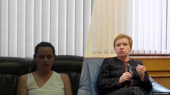 Журналісти порівняли старі фотографії кабінету і кадр з відео – на знімках один і той же диван.