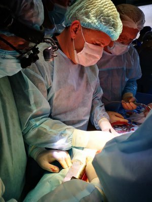 Олег Самчук с киевскими коллегами во время пересадки поджелудочной железы