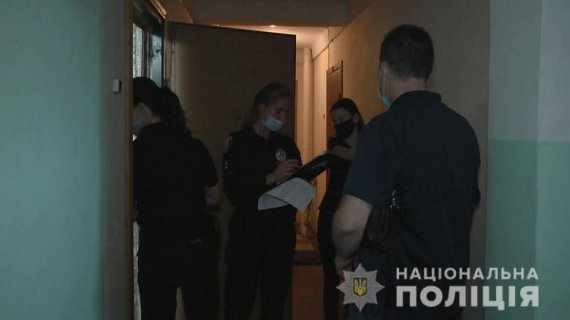 У  Києві в квартирі жінка знайшла закривавлене тіло 44-річного сина - мав численні ножові поранення грудної клітини та спини. Підозрюваного у вбивстві затримали