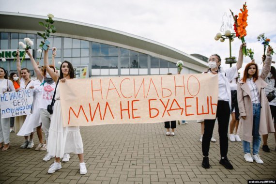 У Білорусі жінки влаштували мітинг із квітами