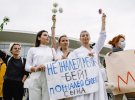 В Беларуси женщины устроили митинг с цветами