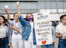 В Беларуси женщины устроили митинг с цветами