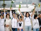 В Беларуси женщины устроили митинг с цветами