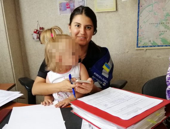 У Києві жінка покинула у візочку поряд із магазином онучок 1 і 2-х років. Пояснила, їхня мати вже 2 місяці не з'являється вдома. Тож вирішила так позбутися дітей