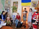 В Киеве женщина бросила в коляске рядом с магазином внучек 1 и 2-х лет. Объяснила, их мать уже 2 месяца не появляется дома. Поэтому решила так избавиться детей