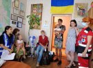 У Києві жінка покинула у візочку поряд із магазином онучок 1 і 2-х років. Пояснила, їхня мати вже 2 місяці не з'являється вдома. Тож вирішила так позбутися дітей