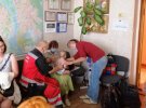 У Києві жінка покинула у візочку поряд із магазином онучок 1 і 2-х років. Пояснила, їхня мати вже 2 місяці не з'являється вдома. Тож вирішила так позбутися дітей