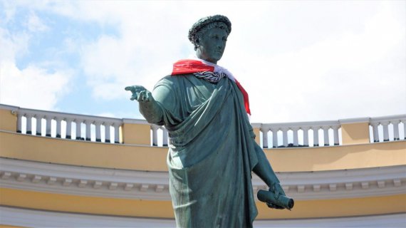 На памятник Дюка повязали бело-красное полотнище. Фото: facebook.com/AutomaidanOdesa.ua