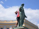 На памятник Дюка повязали бело-красное полотнище. Фото: facebook.com/AutomaidanOdesa.ua