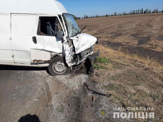 Поблизу Скадовська   у лоб зіткнулися мікроавтобус DAF  і легковик Volkswagen Golf.  Загинули пасажири останнього  -  49-річний чоловік і його сини 11 та 14 років
