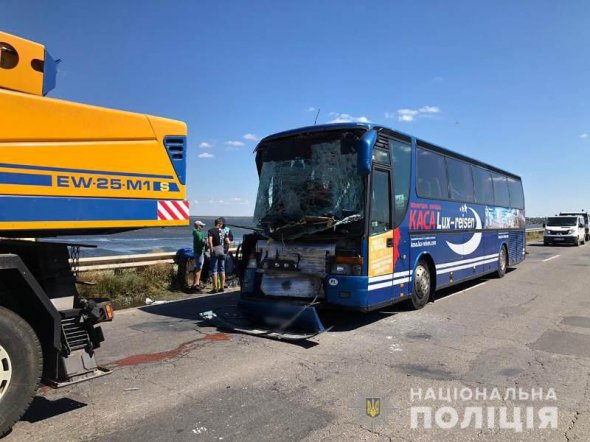 Неподалік села Кошари Лиманського району на Одещині зіткнулися рейсовий автобус «Херсон-Щецин»  та автокран