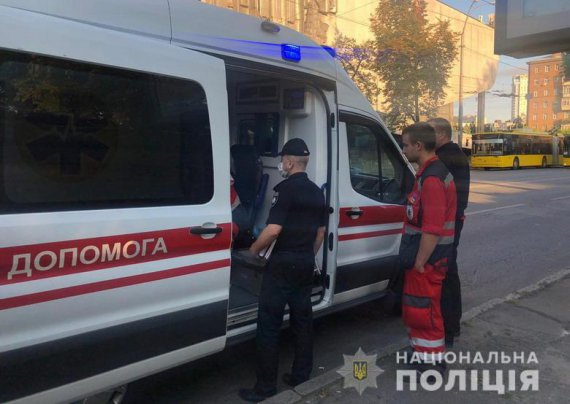 В Киеве 25-летний мужчина заступился за женщину получил нож в живот. Умер по дороге в больницу. Злоумышленника задержали