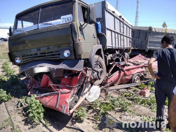 На Херсонщине многотонный грузовик полностью переехала "Жигули", после чего оба авто съехали в кювет