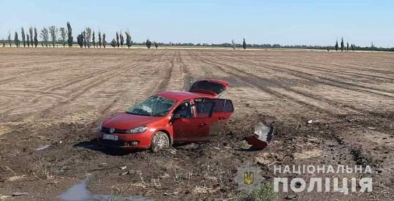 Поблизу Скадовська у лоб зіткнулися мікроавтобус DAF і легковик Volkswagen Golf. Загинули пасажири останнього - 49-річний чоловік і його сини 11 та 14 років