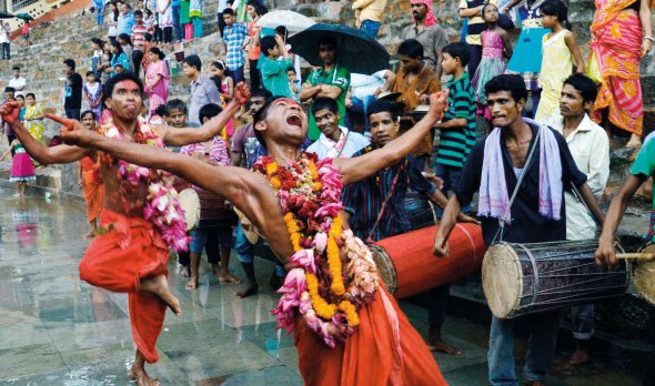 Індуїстські священники готуються до жертвоприношення кози під час фестивалю Дедхані у храмі Камакх’я міста ґувахаті в Індії 18 серпня 2015-го. П’ятиденне свято присвячене богині змій Манасі