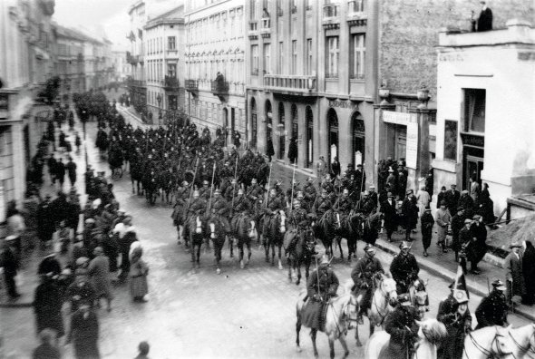 Польське військо марширує вулицями Львова. 1930 року на Галичині загострилися відносини між українцями й поляками. Варшава на це відреагувала політикою пацифікації, спрямованою на упокорення