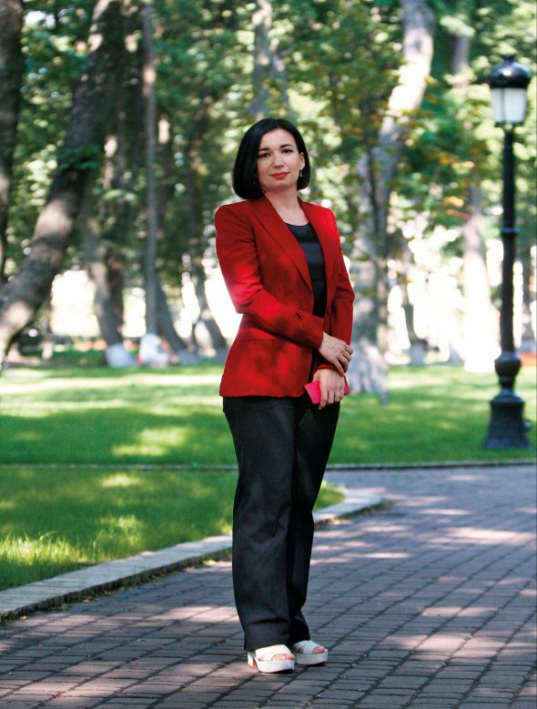 Ольга АЙВАЗОВСЬКА, 38 років, голова правління громадської організації ”Громадянська мережа ”ОПОРА”. Народилася 9 листопада 1981-го в Черкасах. Мати – художниця, майже 20 років працює в Італії. Росла без батька. Навчалася в Черкаському національному університеті імені Богдана Хмельницького, на факультеті української філології та журналістики. Із 2001 року займається спостереженням виборчого процесу в Україні. Очолювала черкаські обласні громадські організації ”Молода Просвіта” й ”ПОРА!” 2006-го стала співзасновницею ”Громадянської мережі ”ОПОРА”. З 2009-го – голова правління. Головний редактор друкованого видання ”Точка ОПОРИ”. У 2016–2018 роках представляла Україну в політичній підгрупі Тристоронньої контактної групи з урегулювання конфлікту на Донбасі в Мінську. Пішла за власним бажанням. Заміжня, виховує сина 9-річного Данила. Любить подорожувати. Найбільше запам’яталися поїздки в Малайзію, подобаються Лондон та Вашингтон