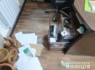 В селе Екатериновка на Харьковщине 5 мужчин ограбили агрофирму. Они проникли на территорию предприятия, обезвредили охранников и вынесли сейф с деньгами