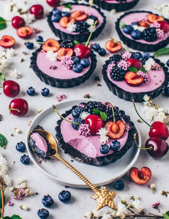 Рецепт крему кексів: як апетитно прикрасити десерт фруктами і ягодами