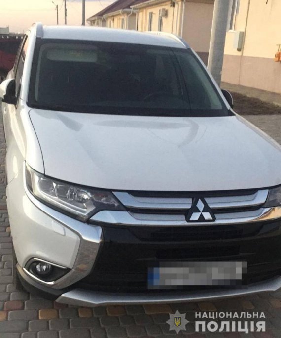 На автошляху Одеса – Білгород-Дністровський неподалік від промтоварного ринку знайшли тіло молодої жінки. Поліцейські не виключають ДТП. Ймовірне авто розшукали