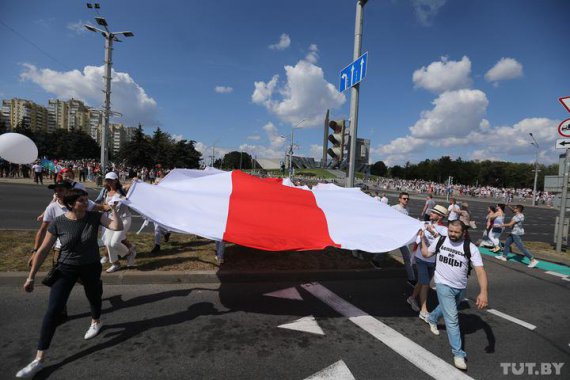 Белорусы собрались на массовом митинге